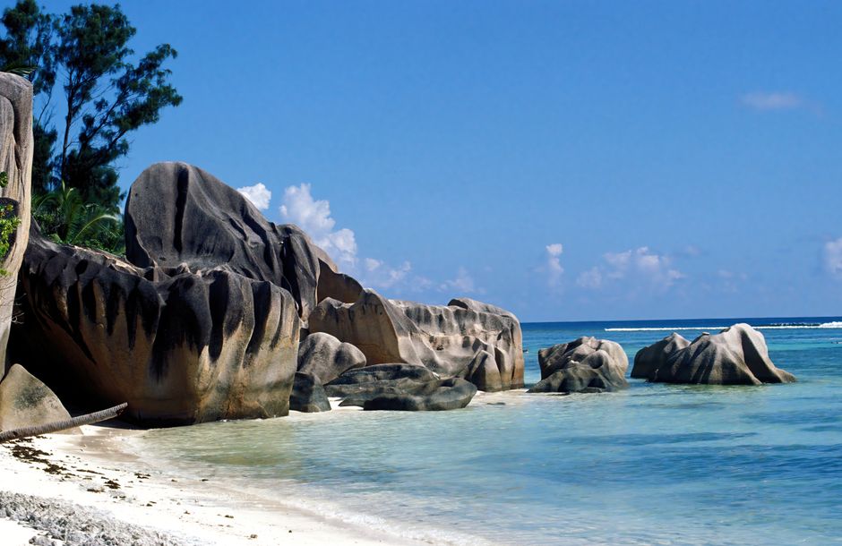Granitowe głazy na plaży La Digue pod błękitnym niebem