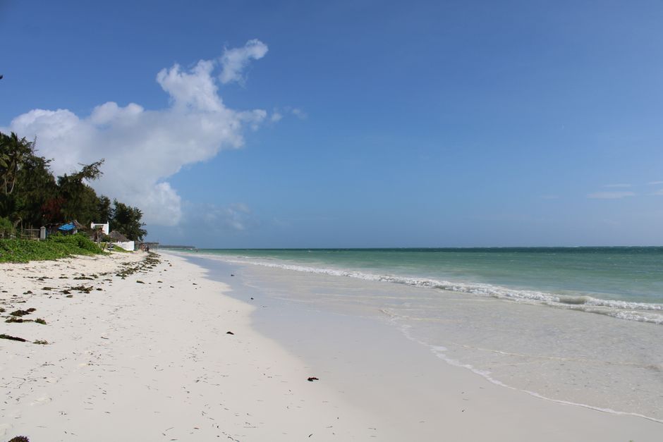 Biała piaszczysta plaża i turkusowy ocean na Zanzibarze