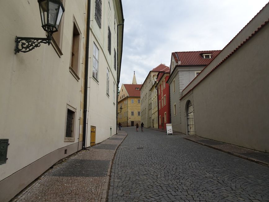 Brukowana ulica na praskim Starym Mieście wśród zabytkowych kamienic.